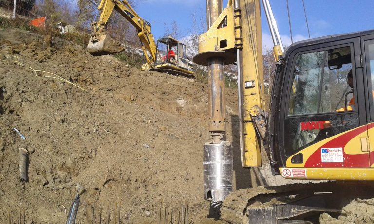 operazioni di consolidamento versante in frana 768x461